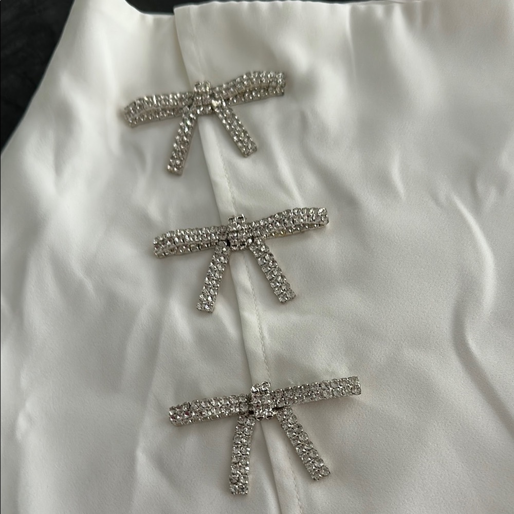 Elegant White Skirt with Bow Accents - Picture 3 of 4